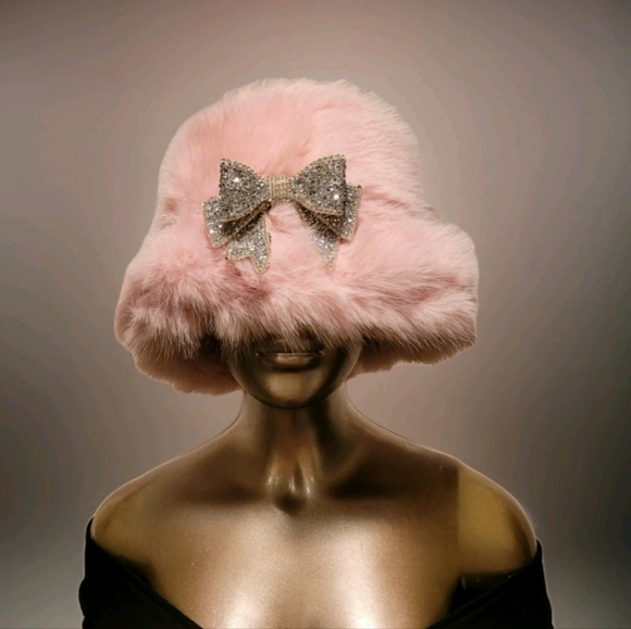 NWT Soft Pink Super Furry Faux Fur Winter Bucket Hat w/ Vtg. Crystal Bow Brooch - Picture 13 of 16